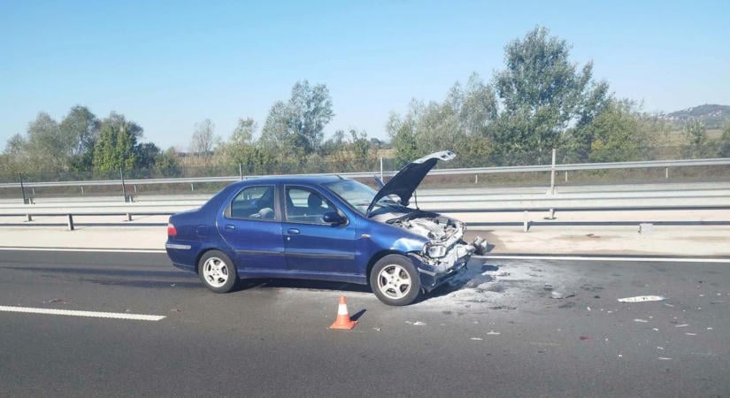Brutális baleset az M7-esen, megdöbbentő fotókon az ütközés