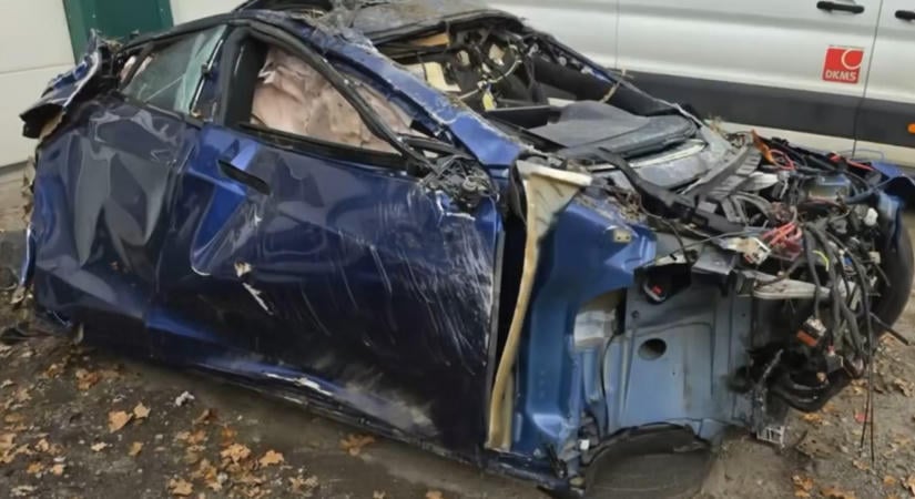 Brutális sebességnél robbant szét egy Tesla gumija, többszöri átfordulás után tört ronccsá