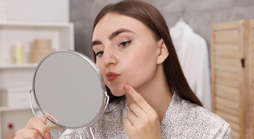 Makacs szőrszál az állon? Szakértő árulta el az igazi okát és azt, hogy szabadulj meg tőle