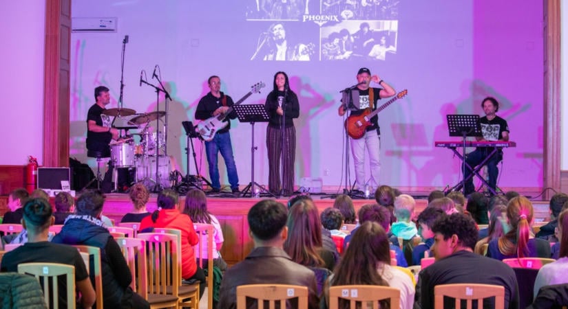 Házhoz ment a rock and roll: zenei időutazásra vitték a háromszéki falvak diákjait