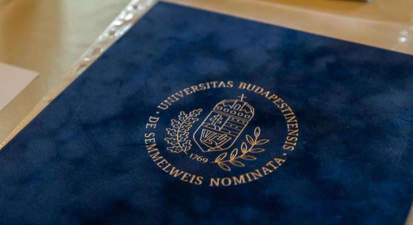 Egy klinikai vizsgálattal összefüggő nyomozás miatt jelentek meg rendőrök a Semmelweis Egyetemen
