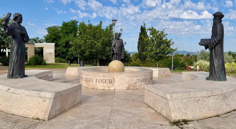„Gennyedző seb” – Eltüntették Balog Zoltán nevét a budapesti Reformátorok teréről
