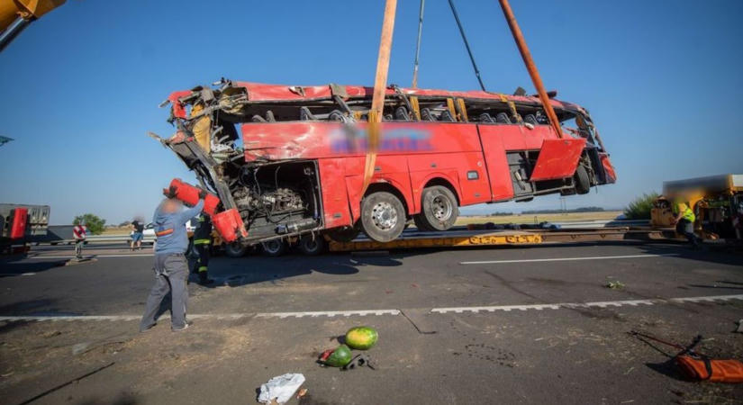 Horrorisztikus buszbaleset az M3-ason: döntött a törvényszék a buszsofőr letartóztatását elrendelő végzésről