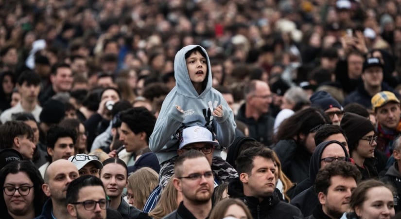 Tompa Andrea: „Miért hagytátok?” – A szembenézés történeteiről