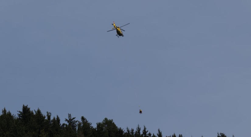 Kizuhant az ablakon egy másfél éves kislány Kiskunhalason, mentőhelikoptert riasztottak a helyszínre