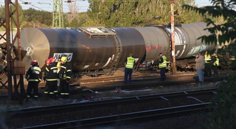 Még mindig tart a petróleum átfejtése Rákos vasútállomáson