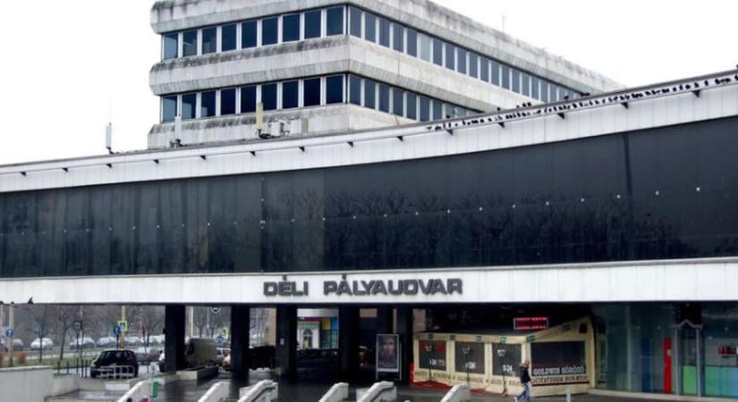 Erősen indul a hét a MÁV-nál – kisiklott egy mozdony a Déliben