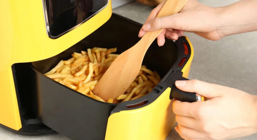 Bizarr, de hatásos  3 filléres, pofonegyszerű trükk az air fryer tisztítására