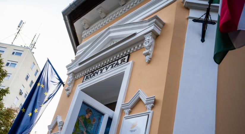 Több mint százmillióból újult meg a csongrádi könyvtár, látványos lett az eredmény – galériával