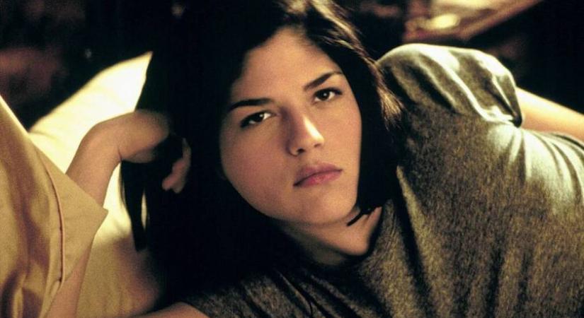 A Doktor Szöszi barna bombázója volt: Selma Blair 54 évesen, szőke hajjal ragyogott a vörös szőnyegen