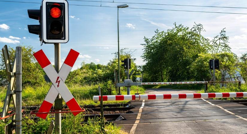 Vonat és autó ütközött Eplényben vasárnap – közleményt adott ki a MÁV