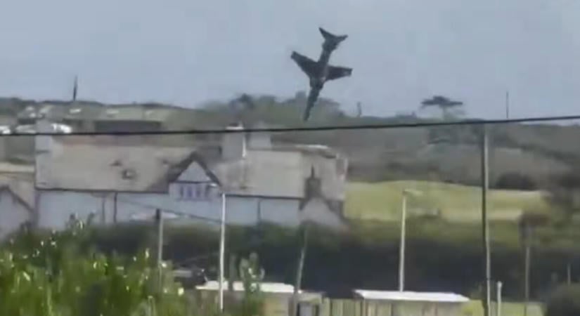 Videó: A földnek csapódva felrobbant a brit légierő egy kiképző gépe