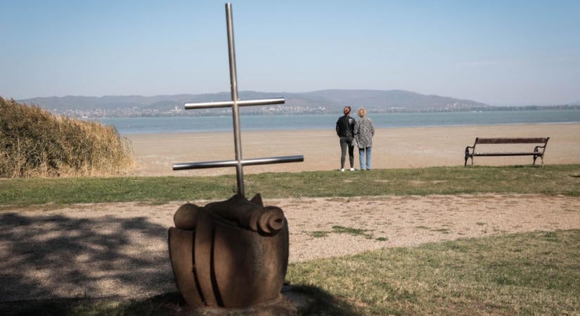 Balatoni aggodalmak: a déli parton száraz lábbal sétálhatunk a mederben, s nem várható javulás (képriport)