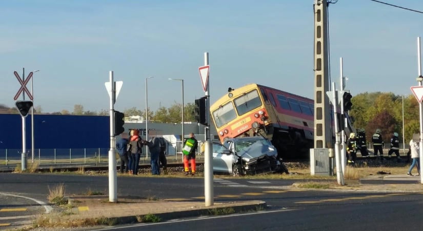 Vonattal ütközött egy autó Nyergesújfalunál, kisiklott a szerelvény