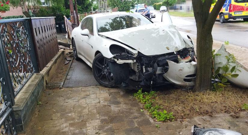 VIDEÓ: Egy lakóház kerítése állította meg a rendőrök elől menekülő porshést