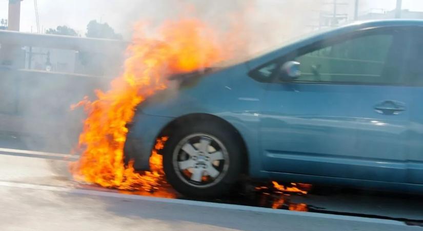 Drámai videón az életmentés: már lángolt az autó, amikor sikerült kiszabadítani a sofőrt