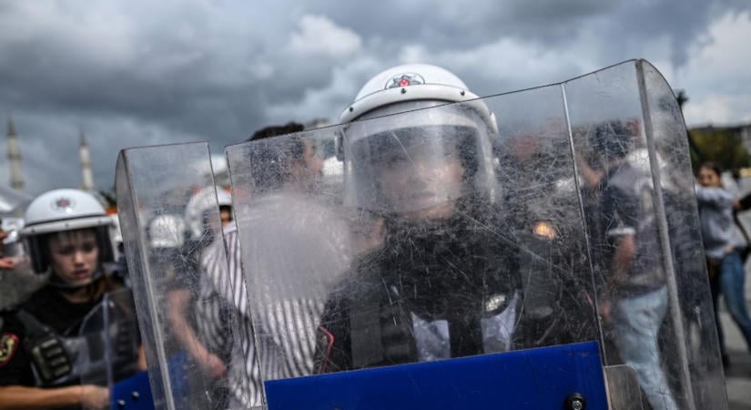 Razzia és őrizetbe vételek Törökországban  videó