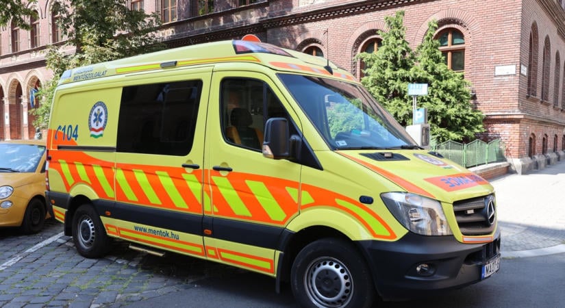 Karambolozott egy mentőautó Budapesten ma hajnalban, öten megsérültek