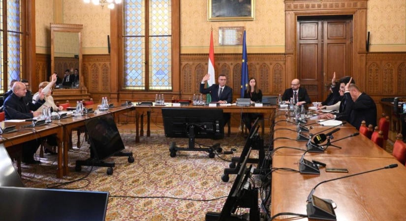 Ungváry Krisztiánt és Romsics Ignácot is várja a spontán privatizációt vizsgáló bizottság