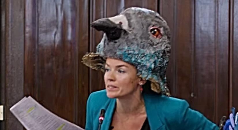 Nem csak itthon hülyült meg mindenki: máshol jelmezben jelennek meg a városházán