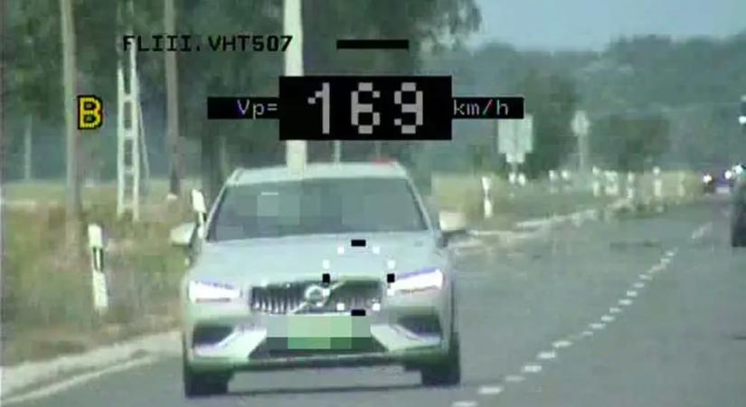 90 helyett 169: mutatjuk, mekkora bírságot kapott a Volvo sofőrje!