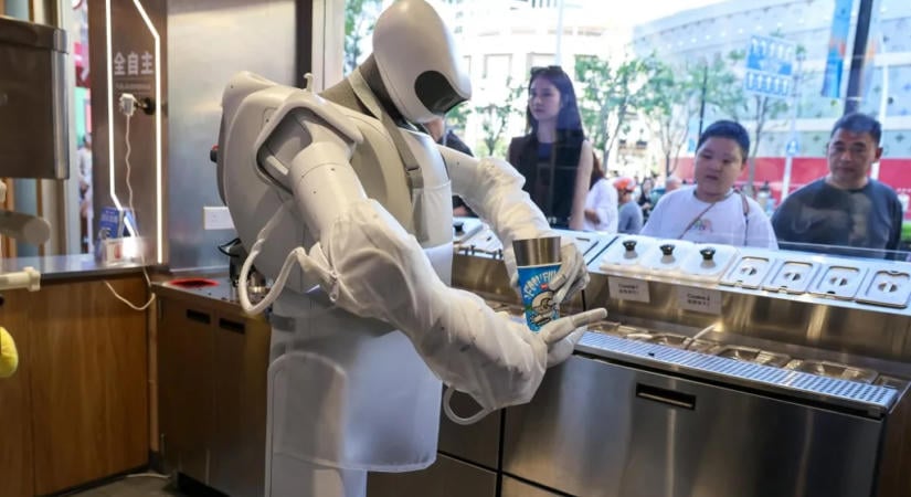 Megnyílik a bár, ahol robot a pultos