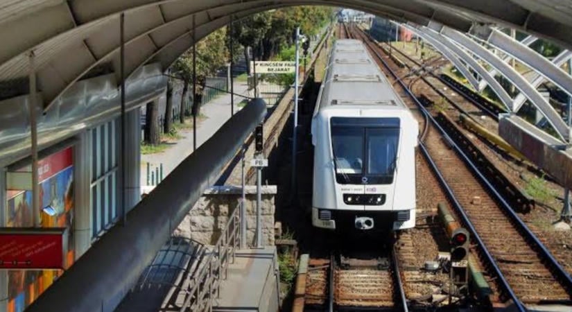 Két maszkos fiatal a metró tetején utazott az M2-es vonalon