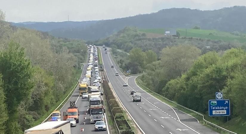 Hármas karambol történt az M1-esen, Tatabányánál