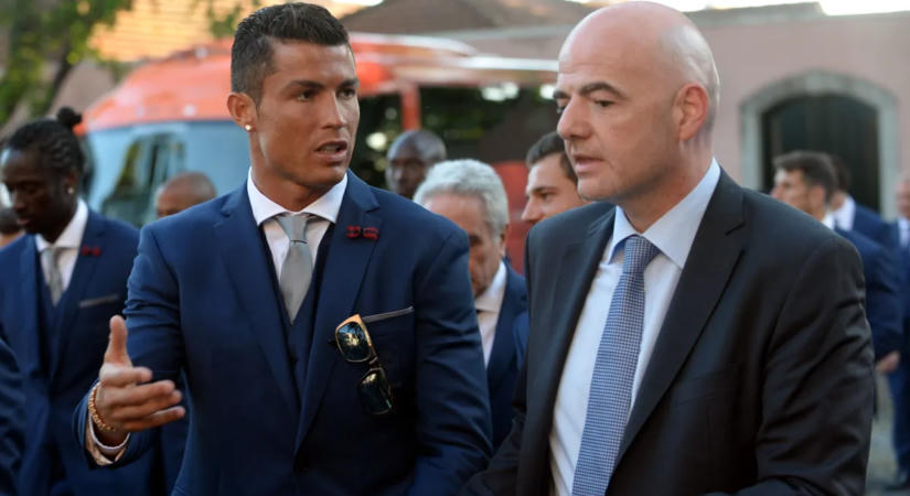 Kínos videó került elő Cristiano Ronaldóról és Gianni Infantinóról