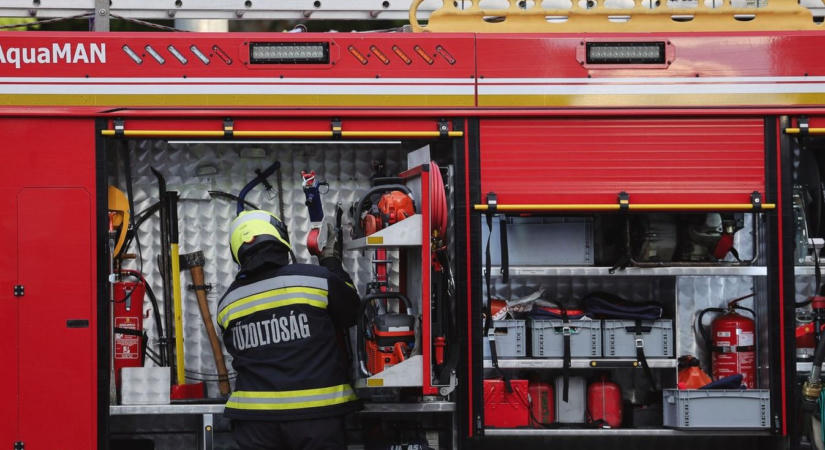 Veszélyes manőver: a vasi kápolna húsz méter magasban lógó keresztjét kellett eltávolítani