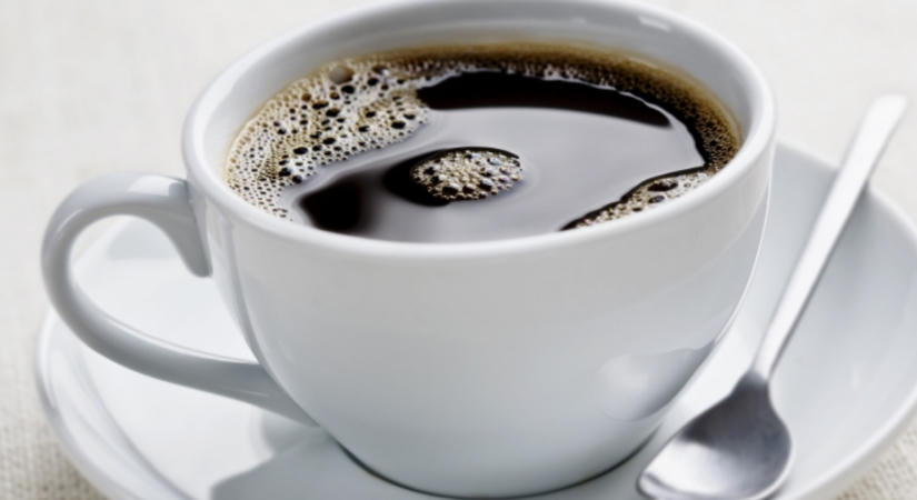 Nem csak a kávé és az energiaital tarthat ébren: ez a 4 étel és ital is tele van koffeinnel