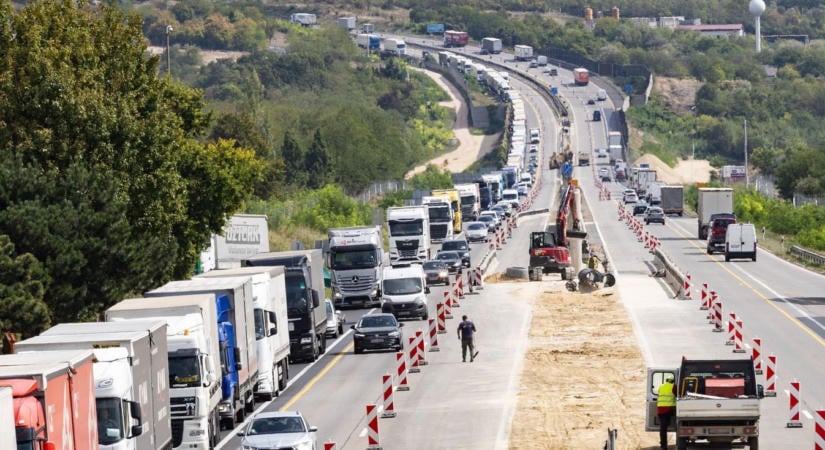 Újabb baleset az M1-esen: tömegkarambol történt a pályán