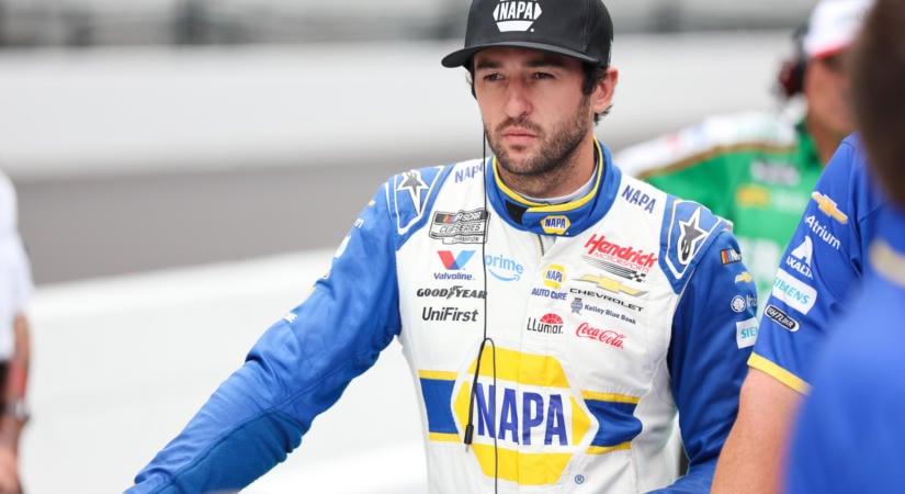 Chase Elliott tényleg egy szikla alá bújva éli a hétköznapjait