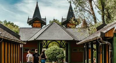 A szomszédos focipálya egy részével bővítenék a keszthelyi Városi Strandot, új főbejáratot és zöldterületeket is kapna