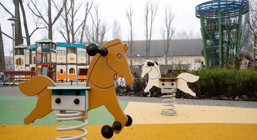 Csendes órákat vezetnek be egy kecskeméti játszótéren a sajátos nevelési igényű gyerekeknek
