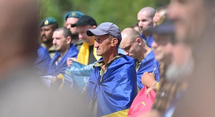 103 ukrán katona tért haza a fogságból: a legfiatalabb 26, a legidősebb 59 éves