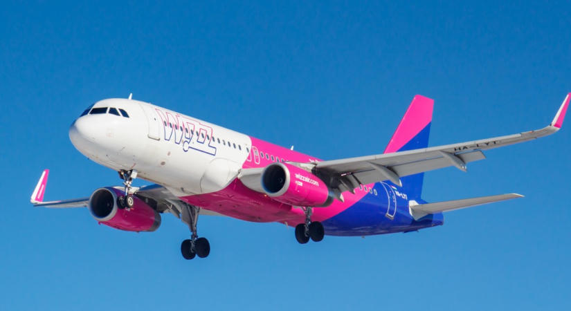 Egy 4 éves kisfiút nem engedtek ki a mosdóba a Wizz Air járatán – végül megszégyenítve egy palackba kellett pisilnie az utastérben