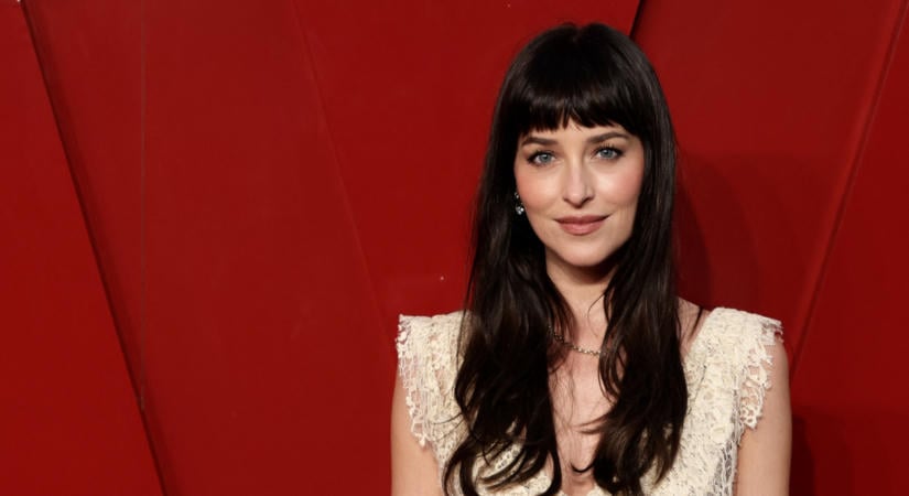 Dakota Johnson merész jelmezben pózolt New York felett