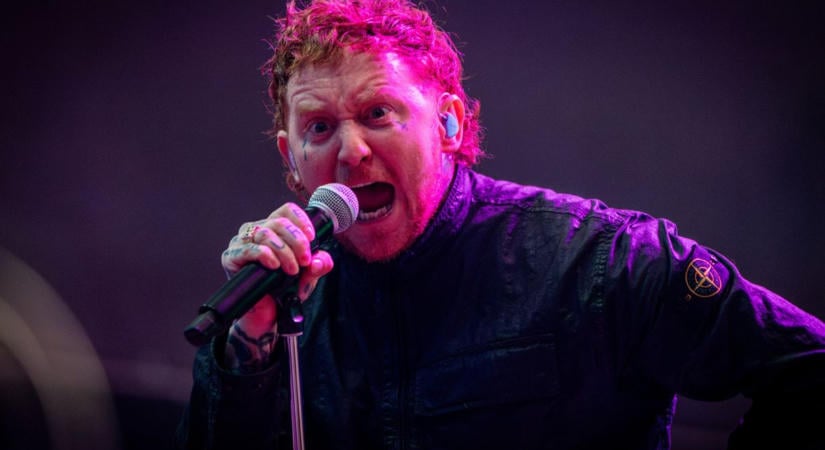 Frank Carter kidobatott egy férfit a Sex Pistols koncertjéről, mert az kifogásolta a csak nőknek fenntartott pogózást