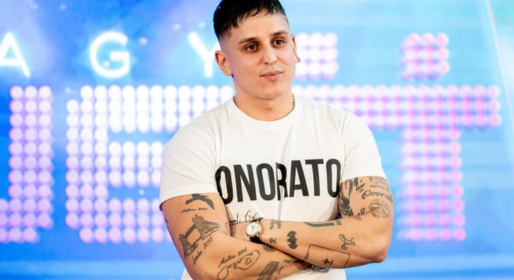 Aurelio keményen odaszólt: „Hálát adok, hogy nem vagyok egy junky, füst szagú, sört zabáló lúzer”