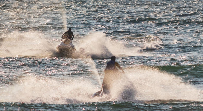 Egy 5 éves kisfiú egyedül jetskizett, amikor összeütközött idősebb testvérével – A kicsi súlyosan megsérült