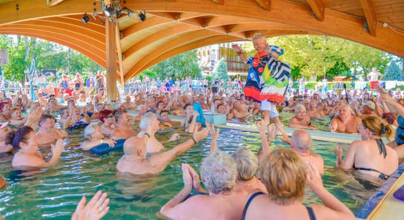 Falusi Mariann nem tud ellenállni az igali gyógyfürdőnek
