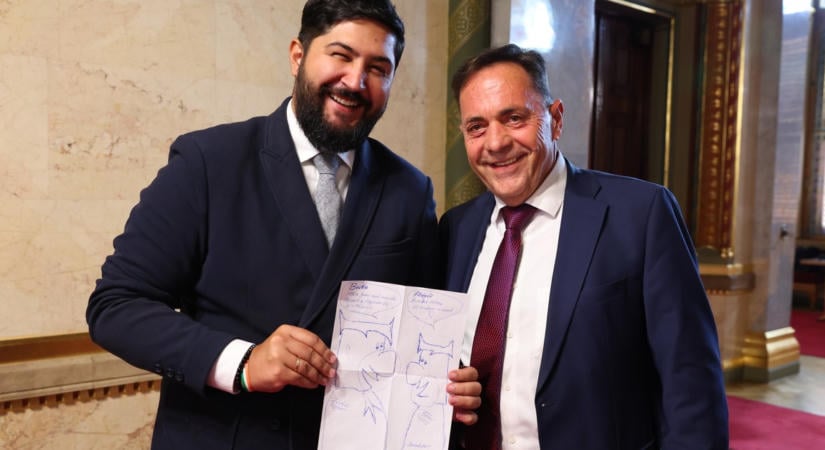 Frédi és Béni rajzot kaptunk lencsevégre a fideszes képviselőnél a parlamentben, megtudtuk mi az - a különös megoldás Magyar Péternek szól