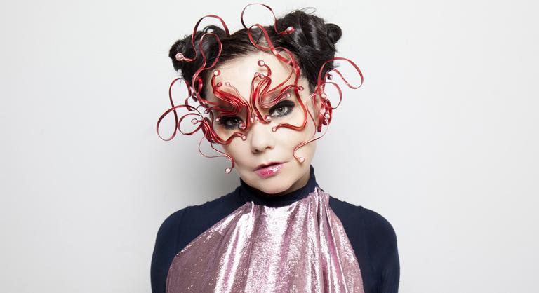 „Kegyetlen gyarmatosítók” – Björk nekiment Donald Trumpnak és Dániának is
