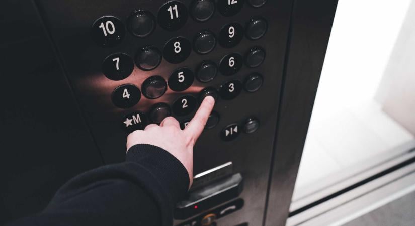 Épülhetnek a felvonók – Megszavazták a PSD „liftprogramját”