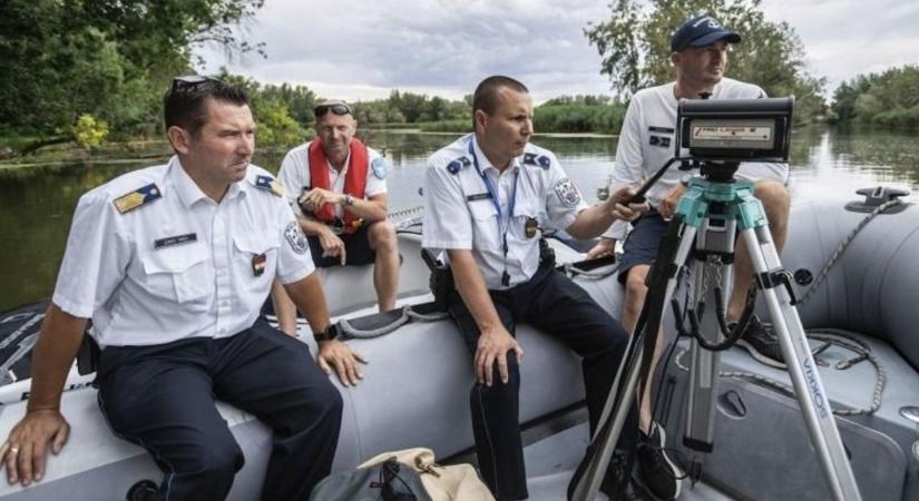 Vízi traffipax: 65 ezres hullámok a Tisza-tavon, már a vízen is mérnek a háromlábúak