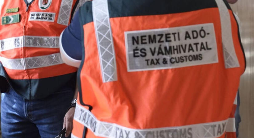 Óriási fogás az M5-ösön: milliós csempészárut rejtett a bolgár kisbusz