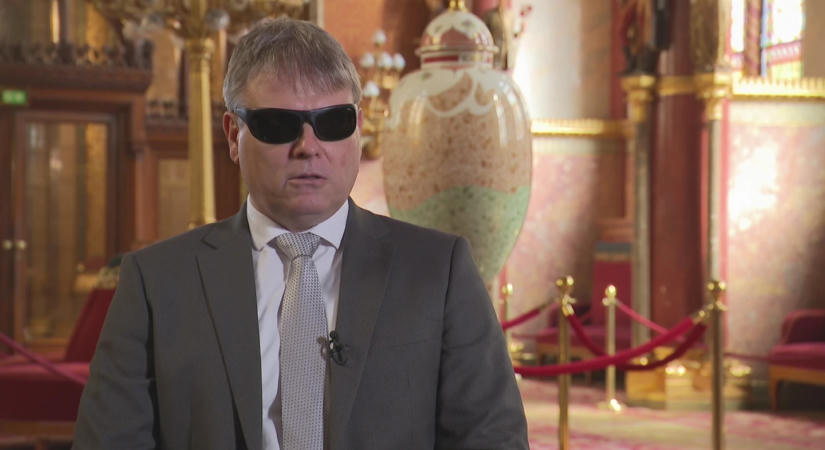 „Nem egy vak miniszter, hanem egy miniszter” – Kátai-Németh Vilmos mindennapjai a kormányban