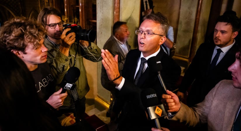 Perceken belül eldől Magyar Péter, Hankó Balázs és Seszták Miklós mentelmi jogának sorsa, a Fidesz bojkottálja az ülést