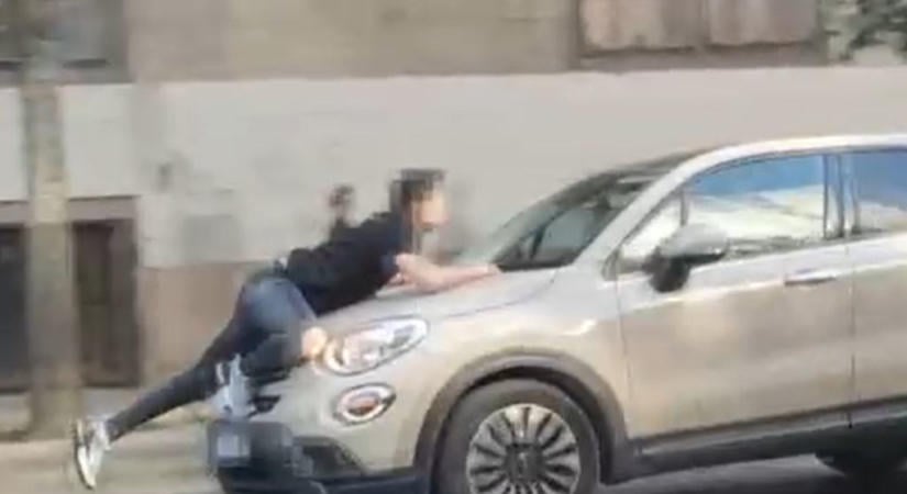 Videón, ahogy elszabadultak az indulatok az Üllői úton: a taxissal az autó orrán hajtott egy nő